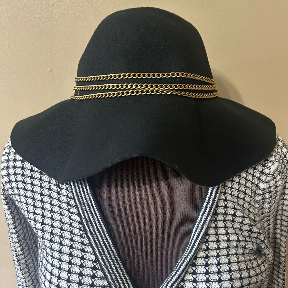 Tilly’s Floppy Hat Gold Chain Around The Brim 100% Wool One Size Classy Chic